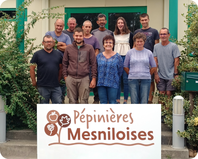 L'équipe des Pépinières Mesniloises, composée de 12 collaborateurs